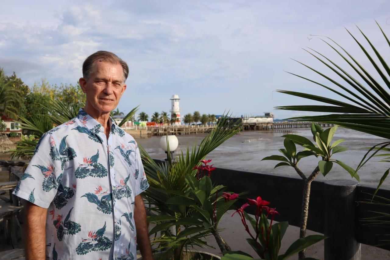 Ban Sulada Guest House Laem Ngop Bagian luar foto