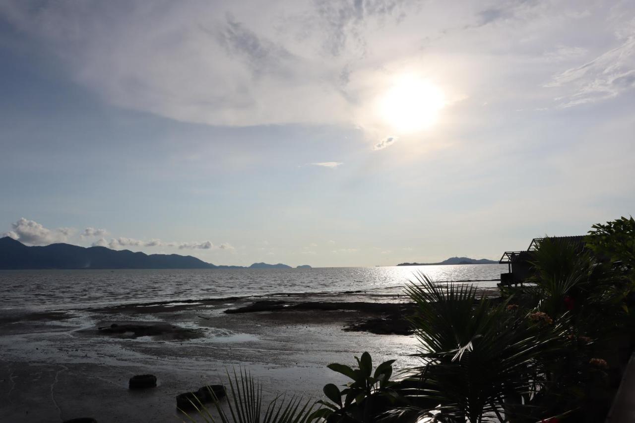 Ban Sulada Guest House Laem Ngop Bagian luar foto