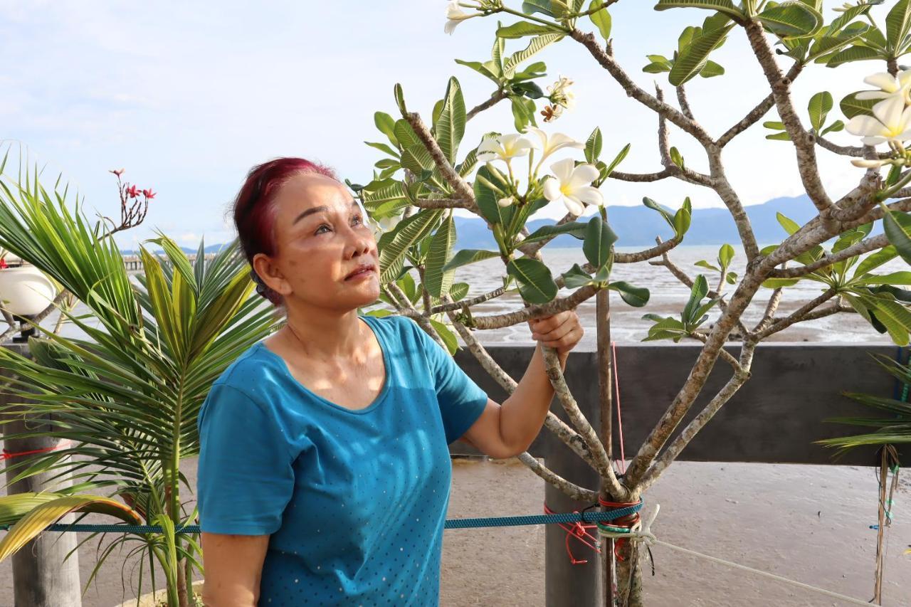 Ban Sulada Guest House Laem Ngop Bagian luar foto
