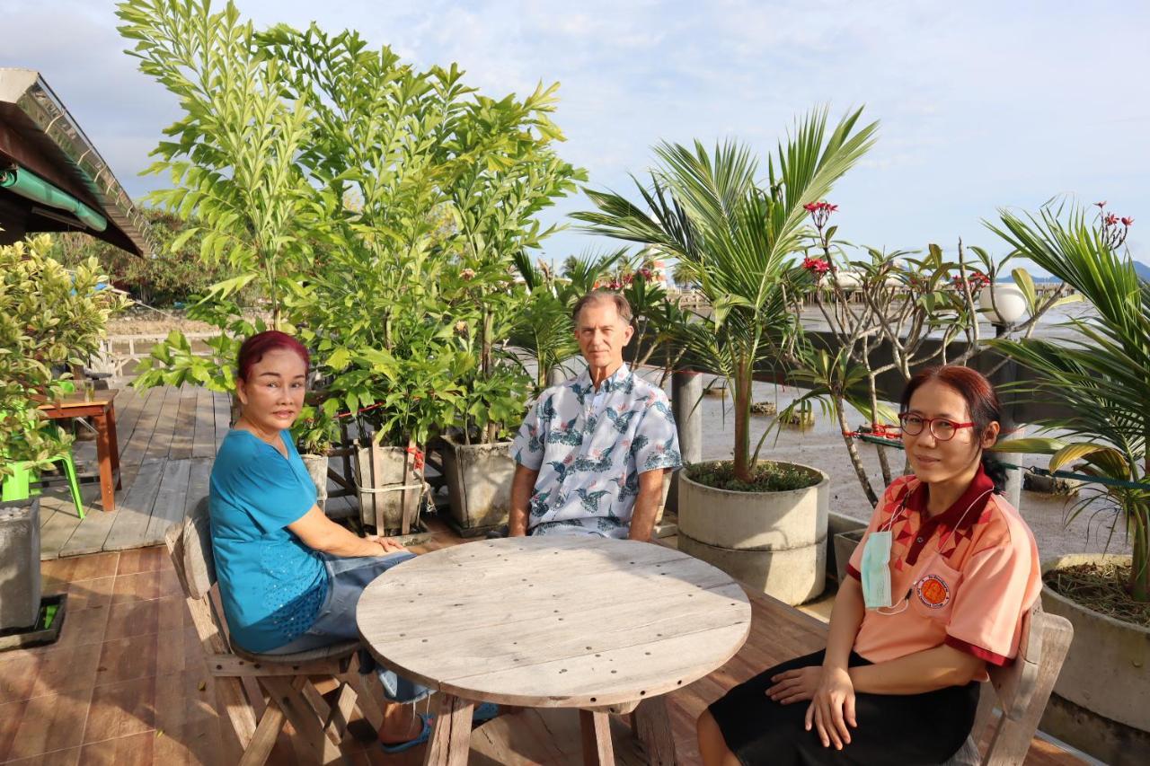 Ban Sulada Guest House Laem Ngop Bagian luar foto