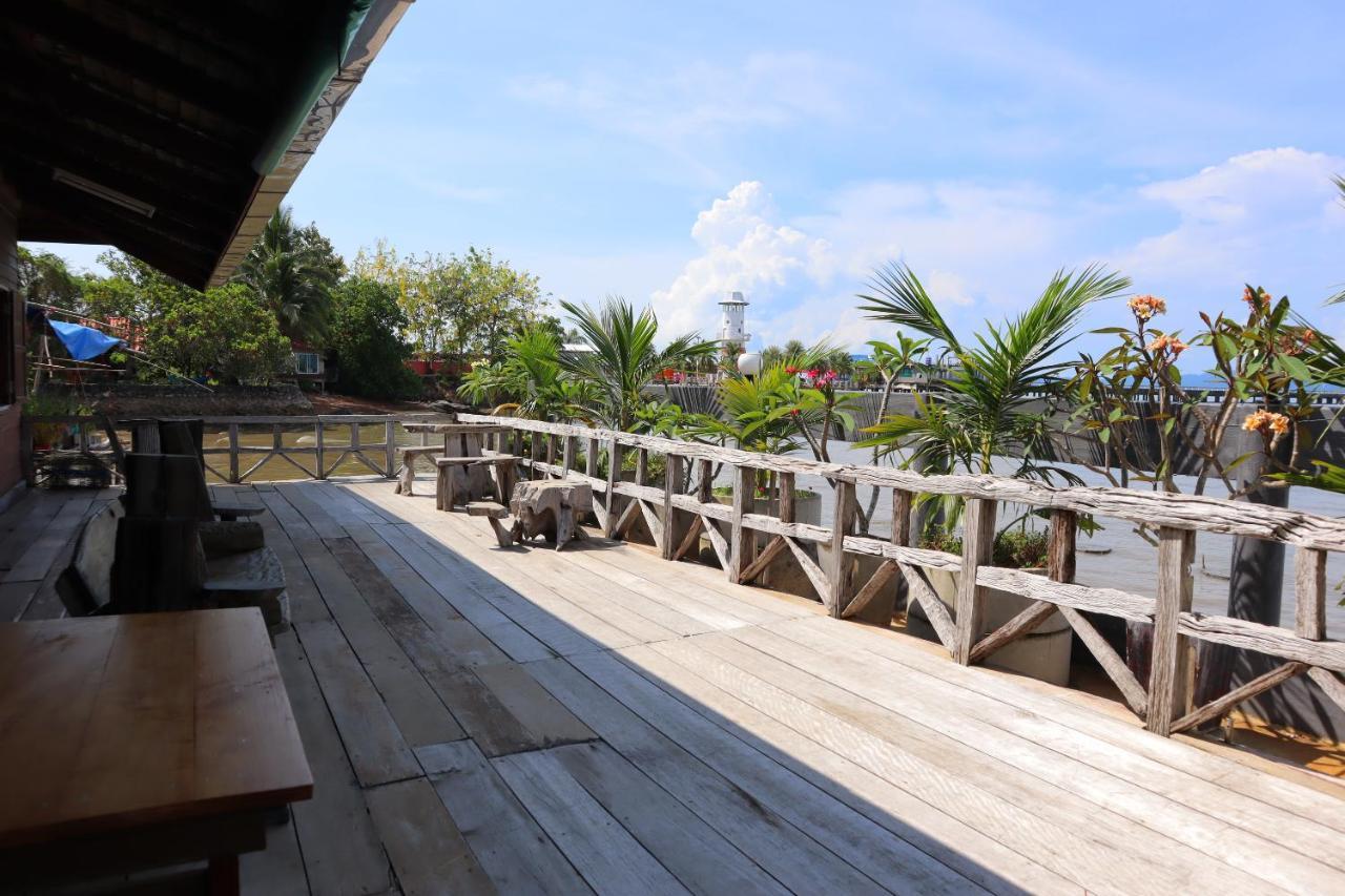 Ban Sulada Guest House Laem Ngop Bagian luar foto