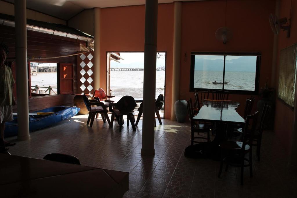 Ban Sulada Guest House Laem Ngop Bagian luar foto