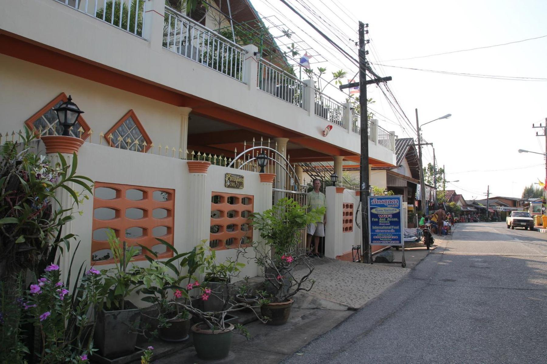 Ban Sulada Guest House Laem Ngop Bagian luar foto